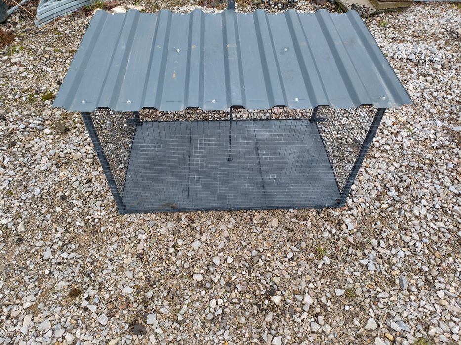 Klatka dla gołębii, balkon z dachem.