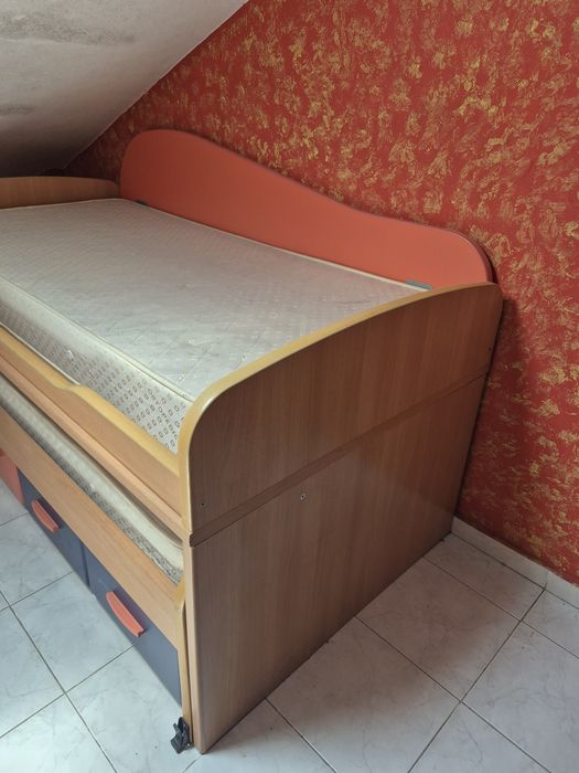 Cama solteiro ideal p crianças  com 2 colchões seminova