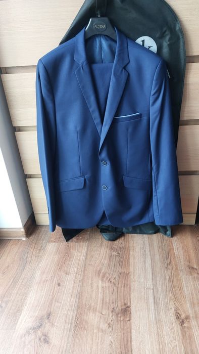 Granatowy garnitur męski