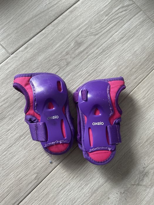 Conjunto de patins, capacete e acessorios de proteção e segurança.