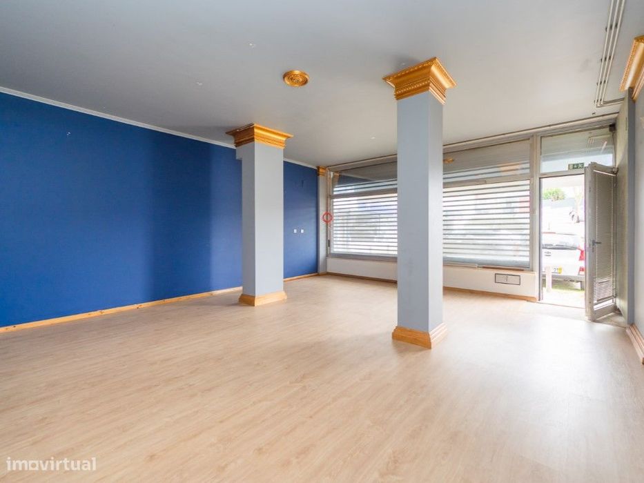 Shop | Office | Studio with Large Showroom Window in Barcarena - Excelle...