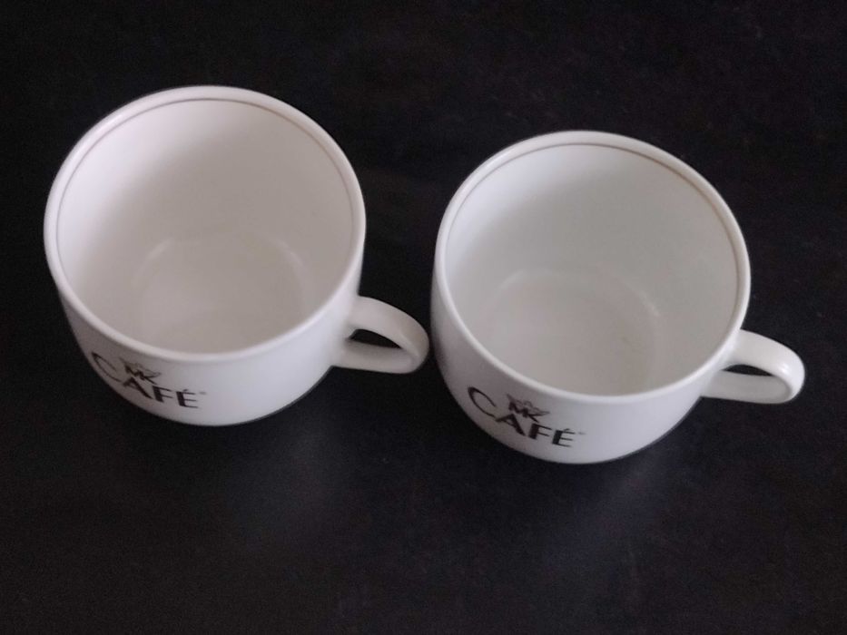MK Cafe logo złote po obu stronach filiżanki para