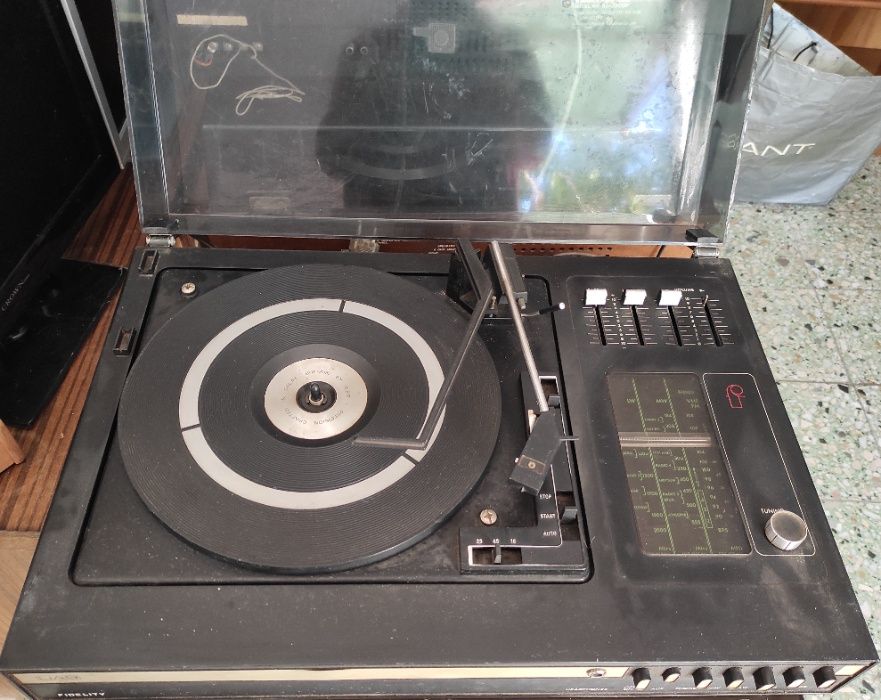 Gira-discos com radio