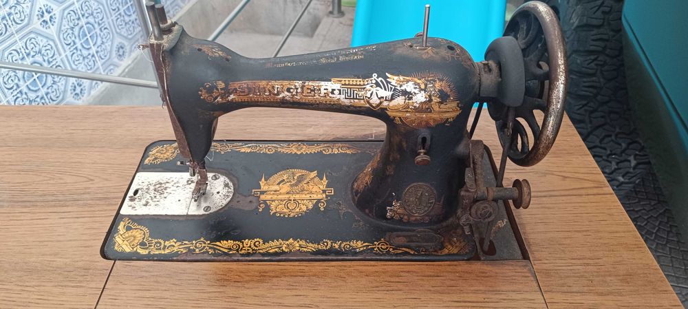 Máquina de costura Singer com móvel