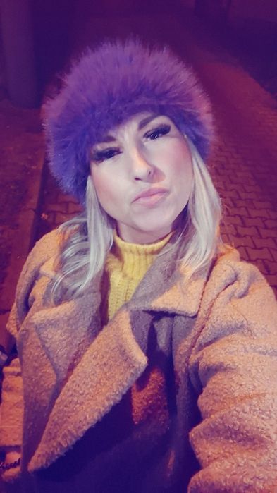 Fioletowa futrzana czapka piękna