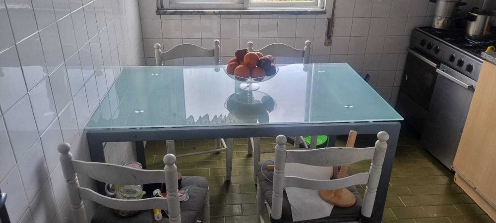 Mesa de vidro, Sem cadeiras