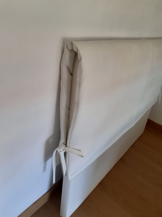 Cabeceira em pele branca