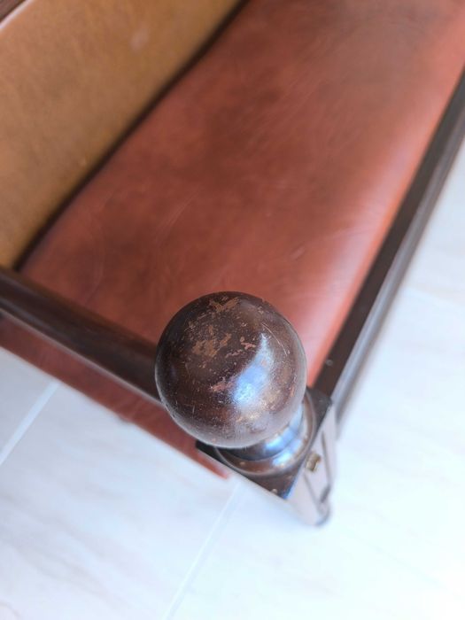 Banco clássico em madeira