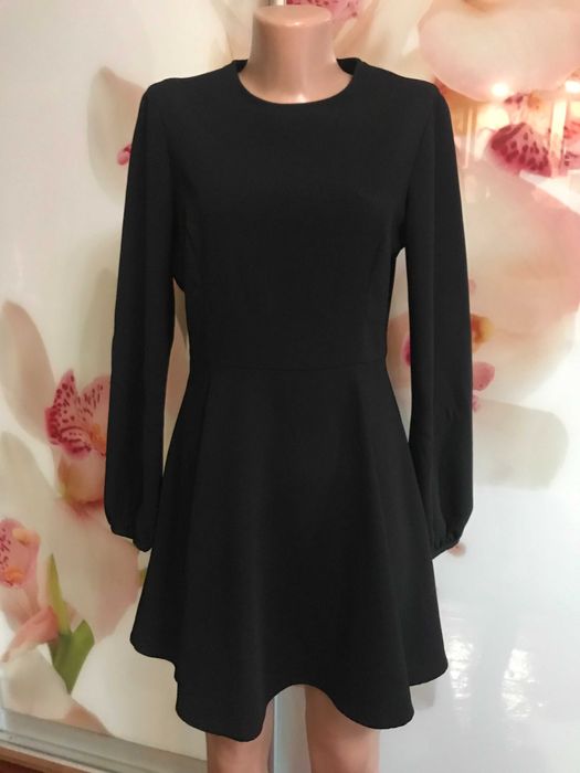 Черное платье мини с рукавом