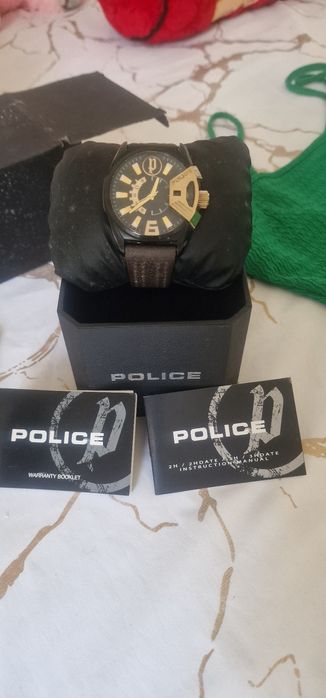 Relógio police com caixa e papeis