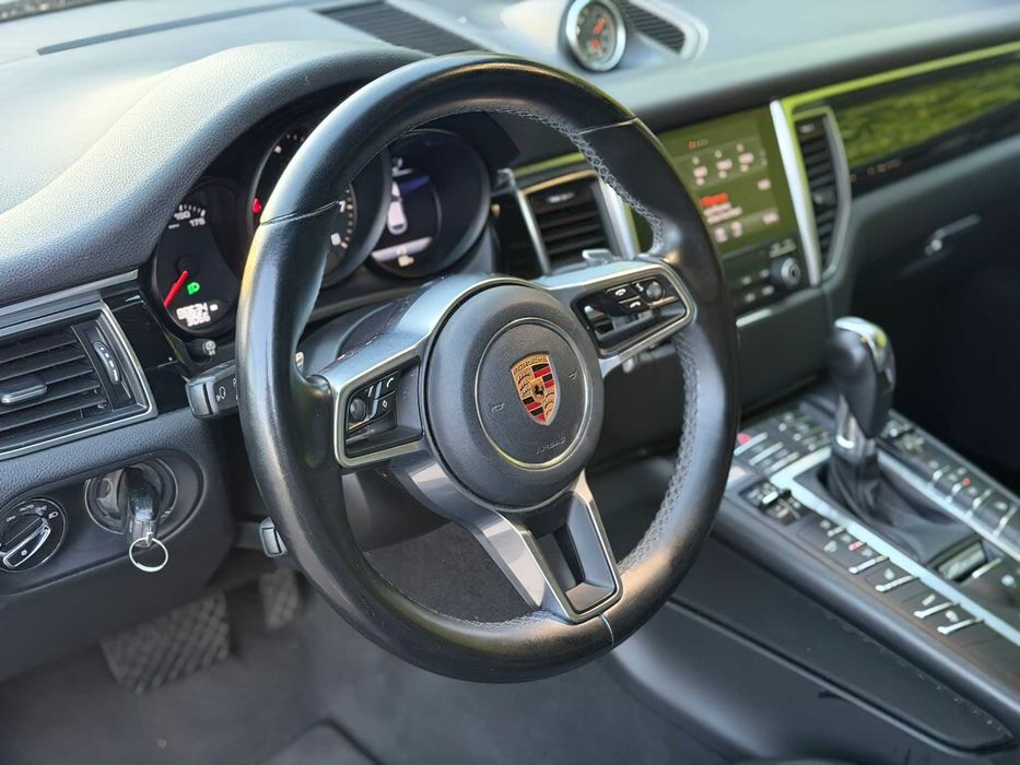 Porsche Macan      2017