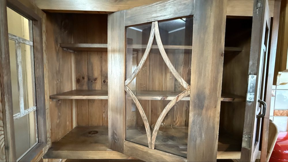 Oryginalny kredens rustykalny w kolorze orzecha