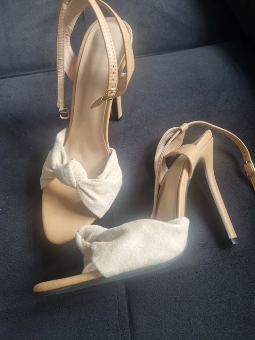 Buty  beżowe na obcasie