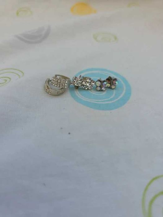 Conjunto / lote de vários brincos com brilhantes em falta