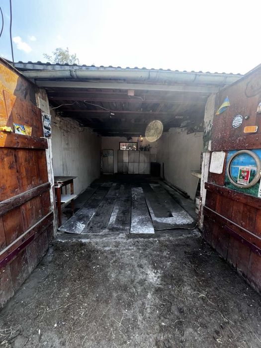 Гараж у місті Шептицький