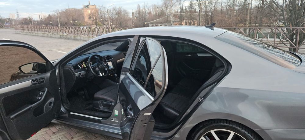 Продам Volkswagen Jetta JLI  2012