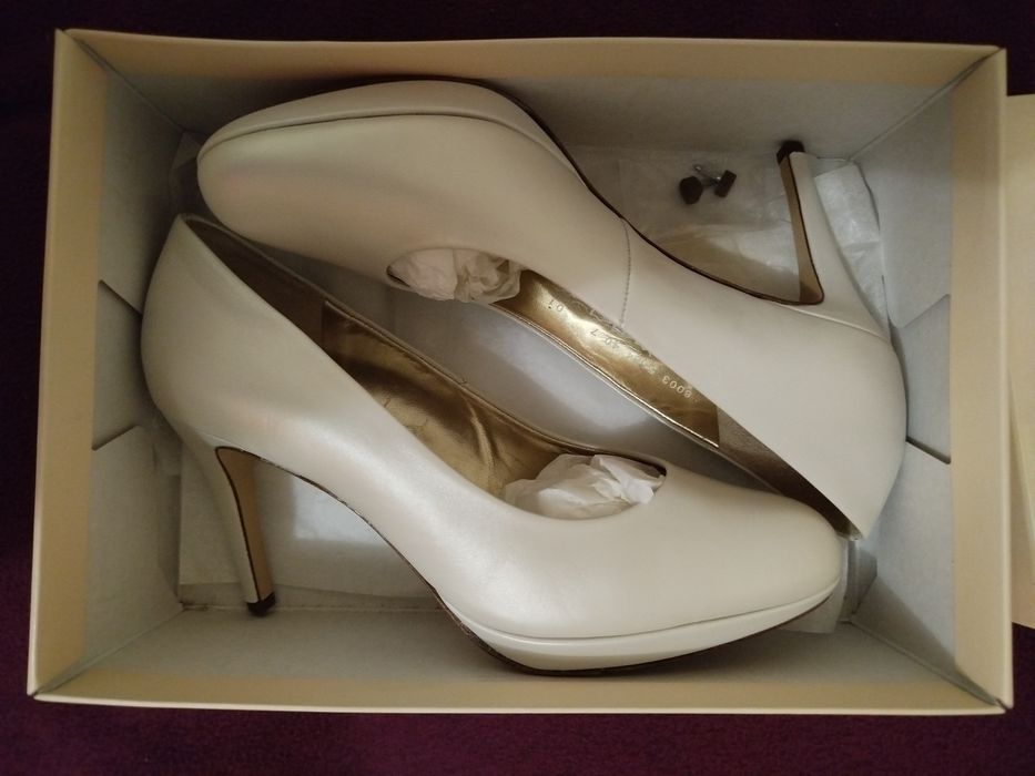 Туфлі-човники на каблуці   HOGL.  UK 7  D41 (бежевого кольору)