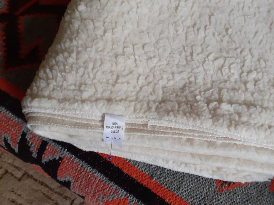 Полотенца, простыни. Комплект постельного белья новый.