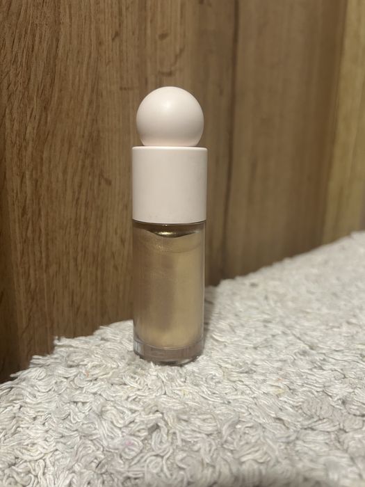 Rare Beauty Positive Light Liquid Luminizer rozświetlacz Outshine