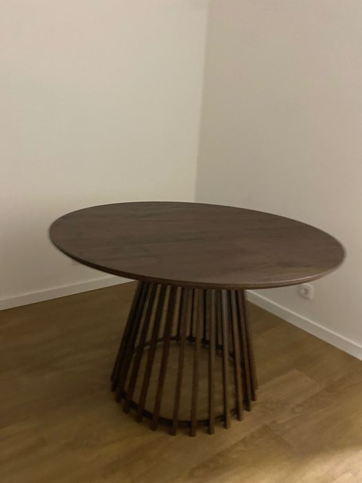 Mesa de jantar e cadeiras