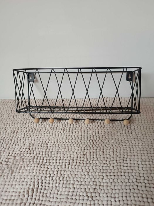 Wieszak metalowy z półką i haczykami do powieszenia