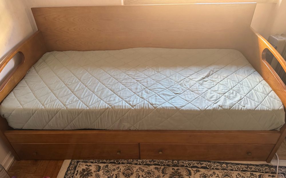 Vendo uma cama de solteiro em madeira muito boa, com duas gavetas grandes e com colclão e tem tres almofadas grande que pode colocar e usar como sofa.