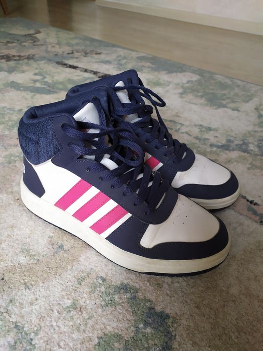 Кроссовки Adidas originals  для города 39 р.