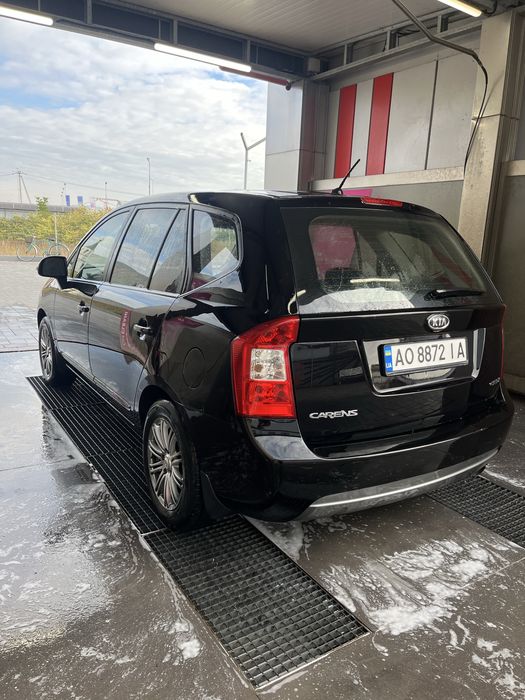 Автомобіль  Kia Carens