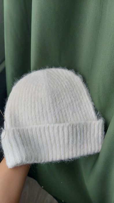 Продам жіночу білу шапку нова