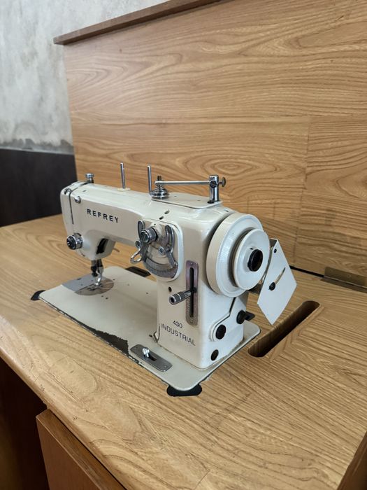 Maquina de costura e movel de maquina de costura