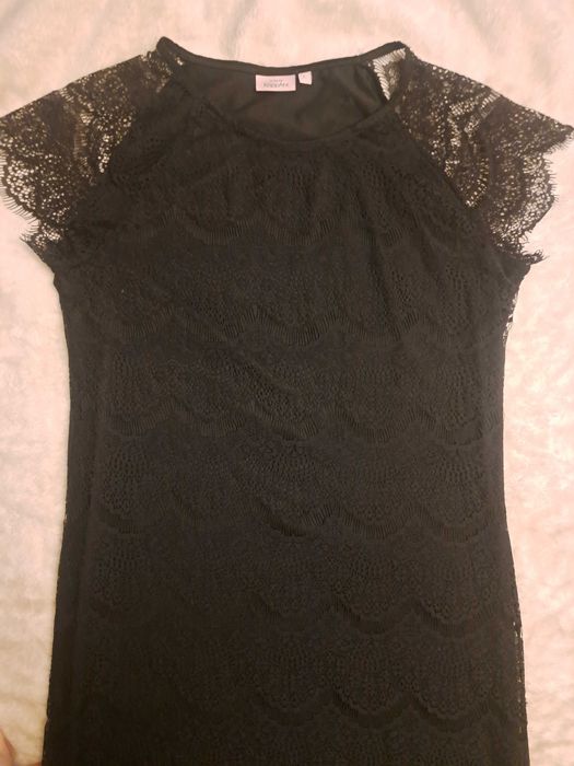 Sukienka w koronkowe fale