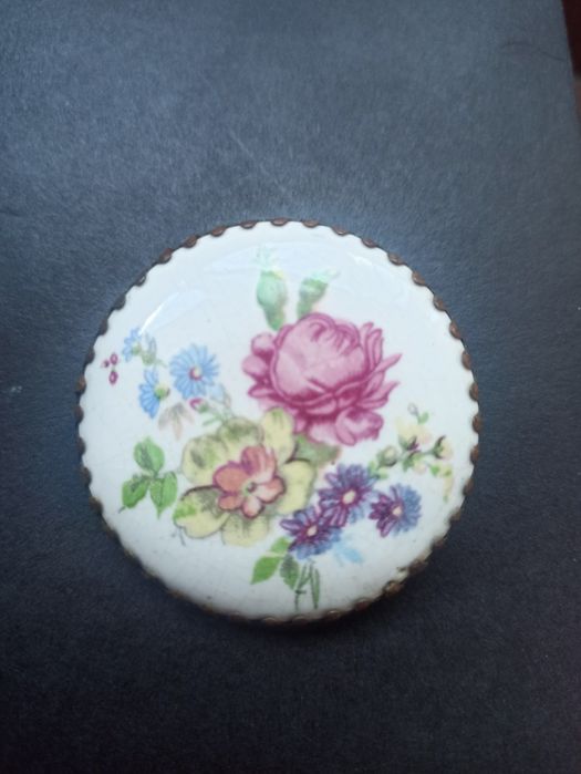 Брошь фарфоровая