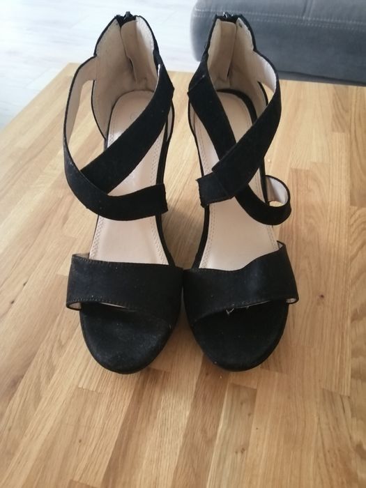 Buty sandały na koturnie.