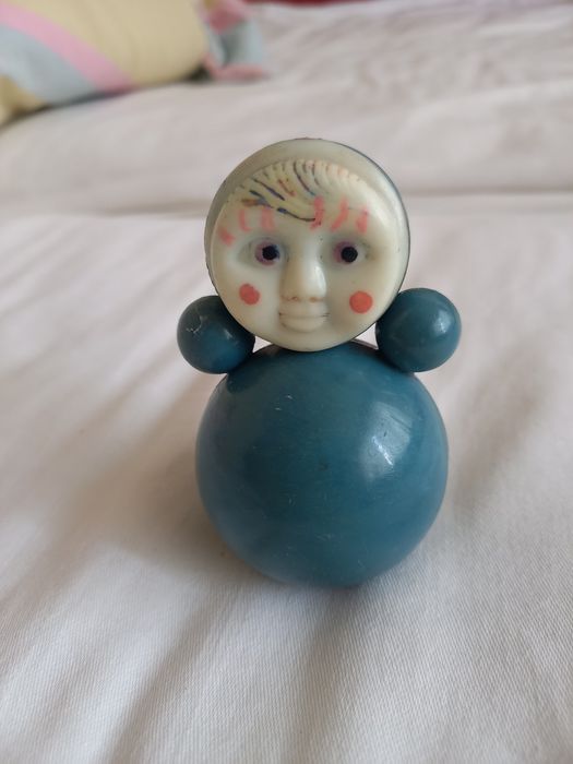 Продам жовтий м'ячик і неваляшку