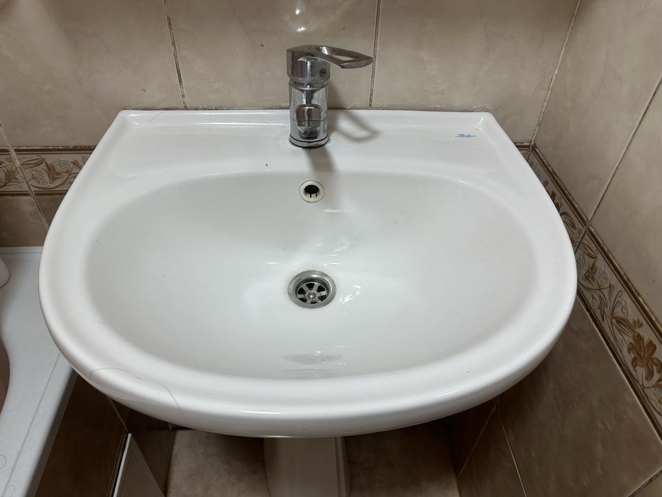 Раковина з підставкою у вану