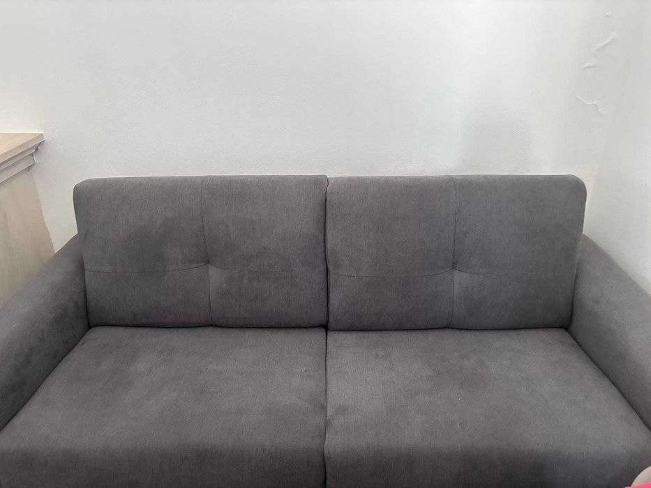 Sofá cama de dois lugares com comprimento total de 1,95 m