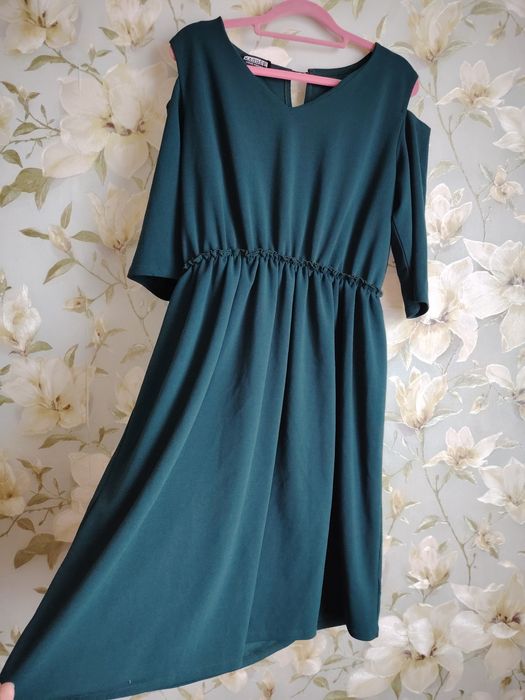 Платье зеленое с открытыми плечами осень зима Karree XL