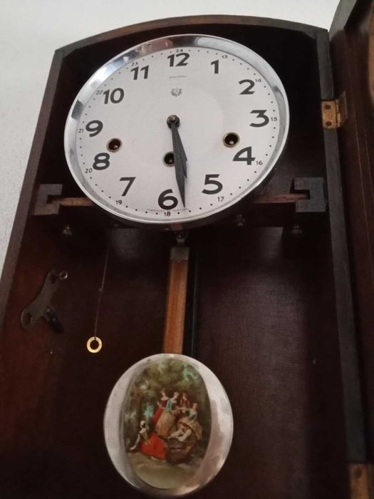 Relógio de parede a corda