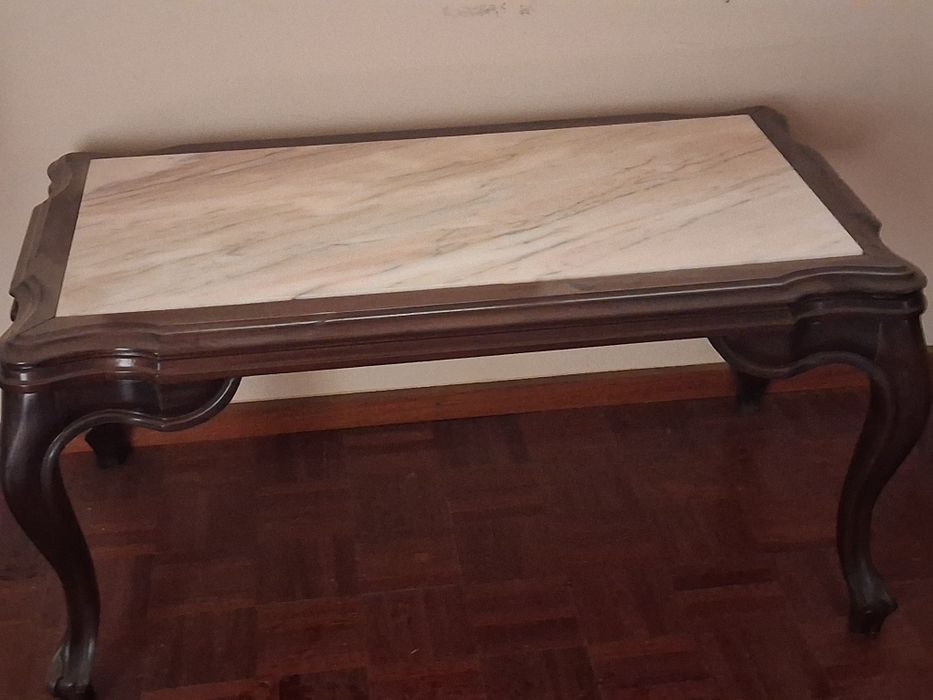 Mesa com tampo de mármore