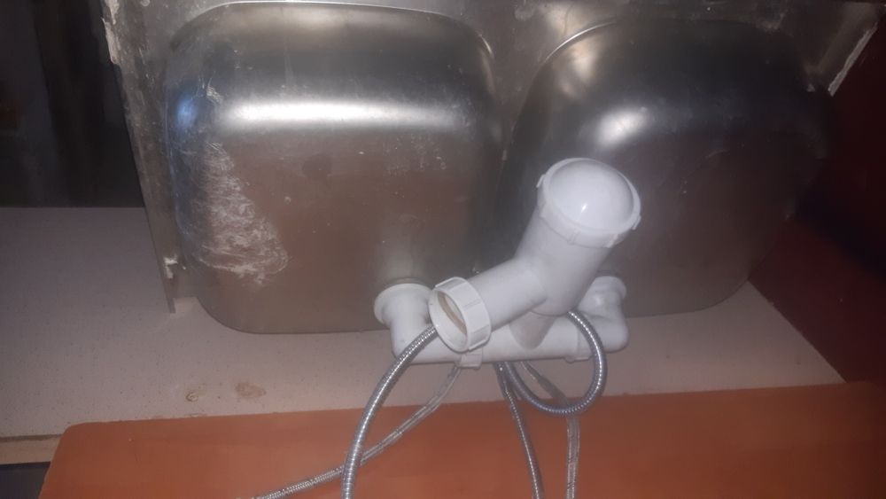 Zlewozmywak dwukomorowy wyciągana wylewka