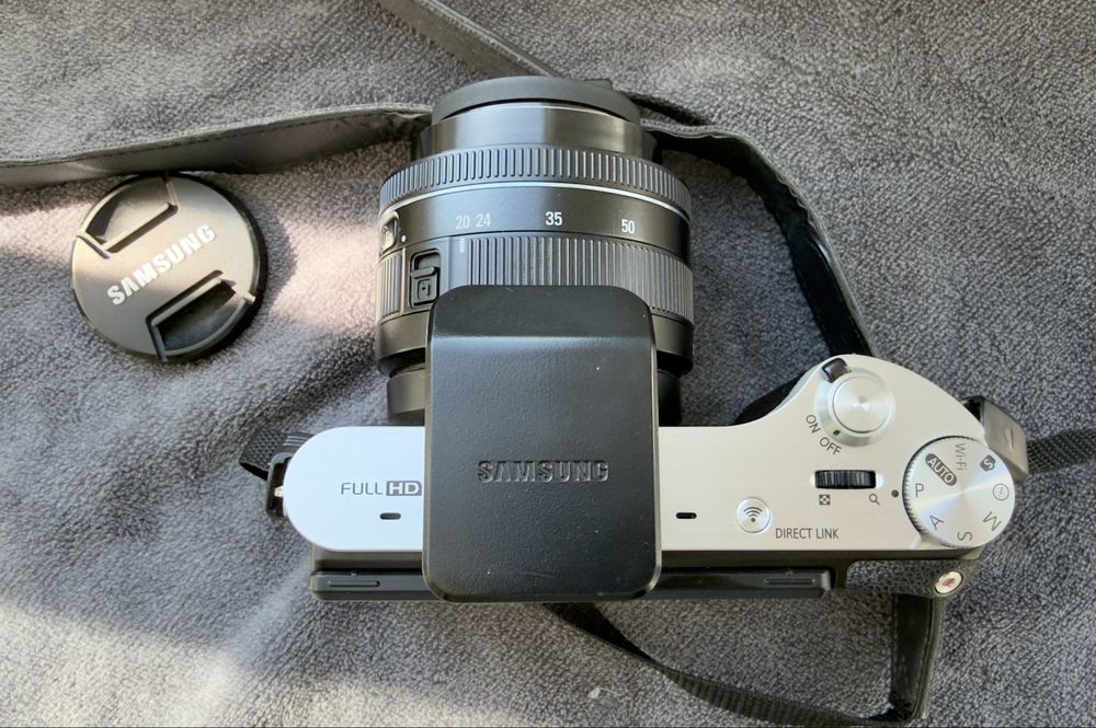 Бездзеркальна фотокамера Samsung NX300 + об'єктив 20-50mm II, модуль спалаху