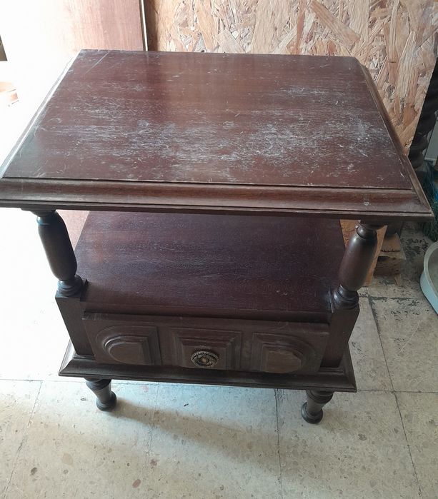 Mesinha de cabeceira para restaurar