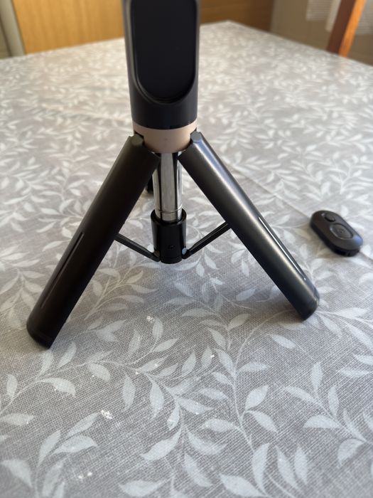 Selfie stick com tripe e comando