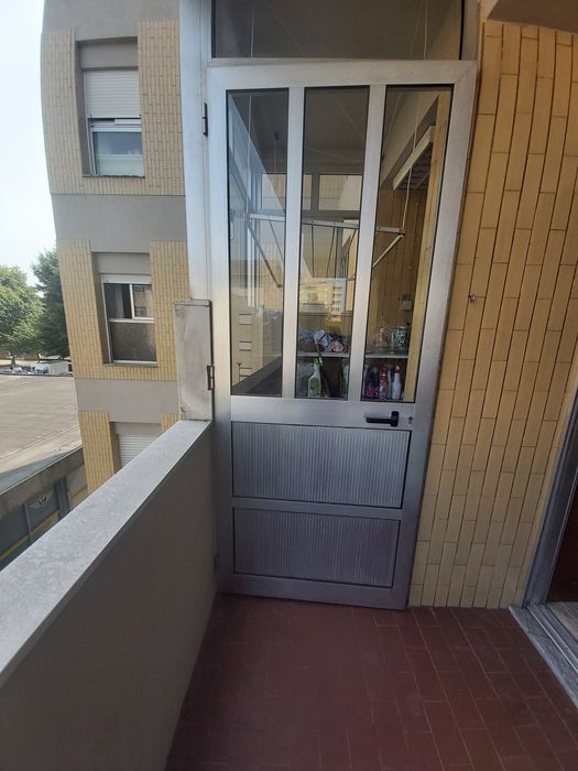 45€- 2a baixa Para libertar espaço Vendo porta de alumínio