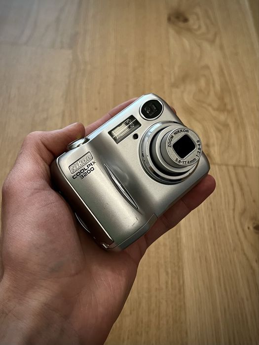 Nikon Coolpix 3200 , в гарненькому кольорі!