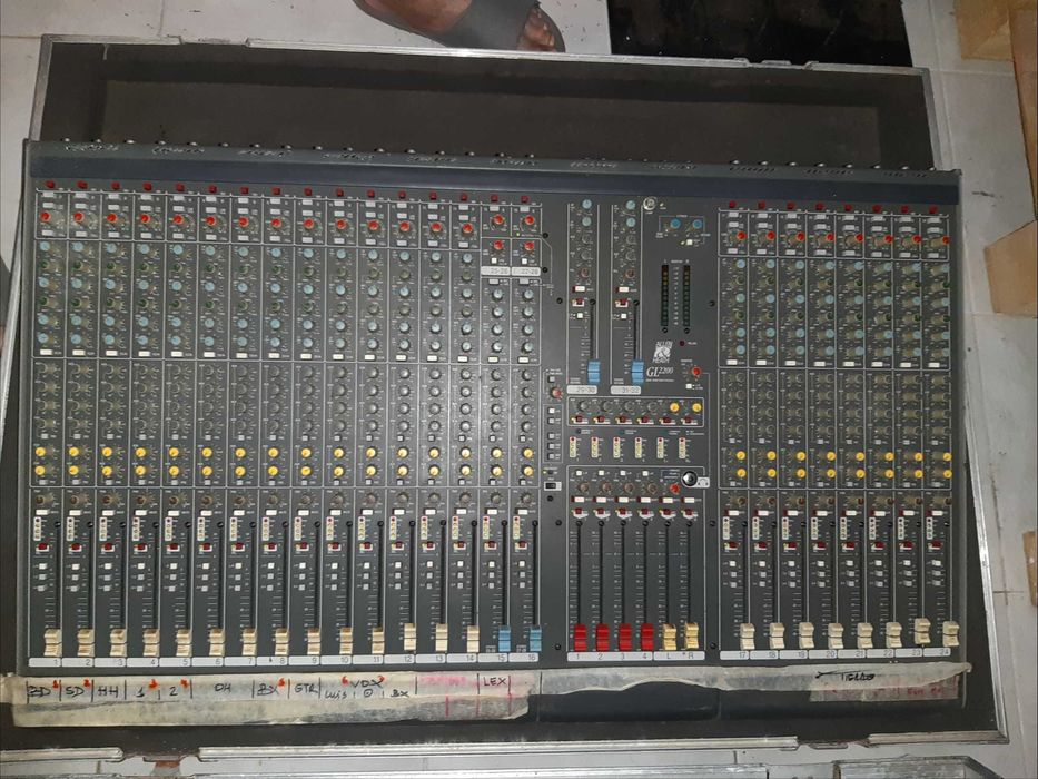 Mesa Allen & Heath GL2200 com flight case.