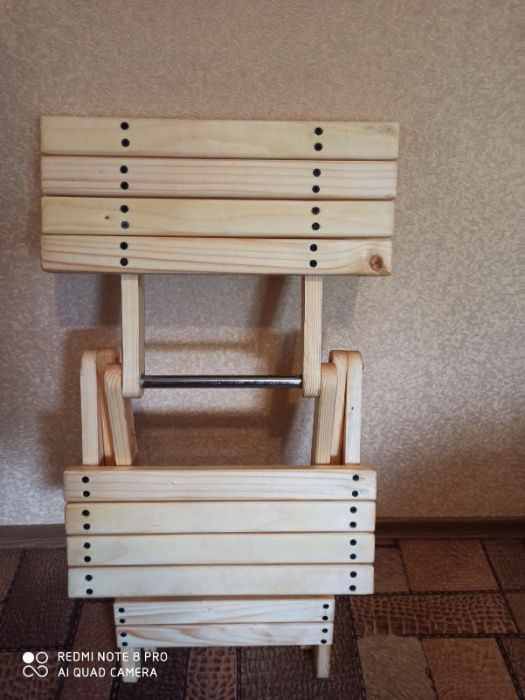 Складний стілець, міцний та зручний.