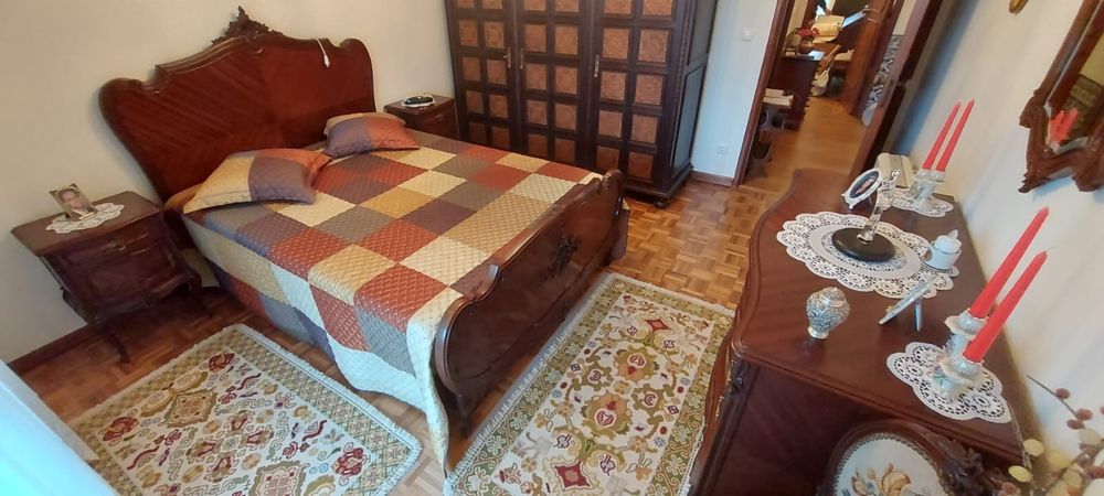 Mobília de quarto completa em madeira maciça – estilo Luis XVI