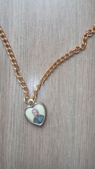 Medalik z Matką boską.