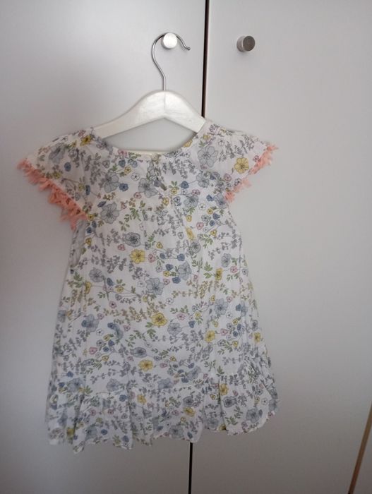 Vestido floral, delicado e leve, da Lanidor, com laço cor de rosa